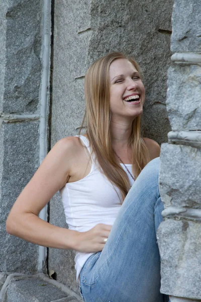 Hermosa Mujer Sentada Con Una Sonrisa Feliz — Foto de Stock