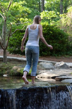 Şelalenin barajında düşünceli bir sarışın.