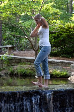 Şelalenin barajında düşünceli bir sarışın.