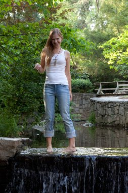 Mutlu sarışın bir baraj ve şelalede uyanıyor.