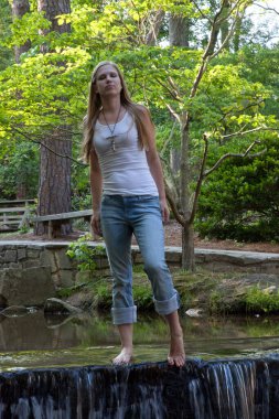 Şelalenin barajında düşünceli bir sarışın.