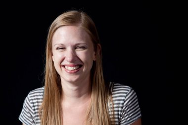 Mutlu bir gülümsemesi olan güzel sarışın kadın.