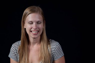 Mutlu bir gülümsemesi olan güzel sarışın kadın.