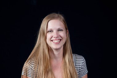 Mutlu bir gülümsemesi olan güzel sarışın kadın.