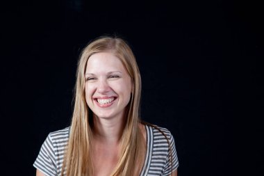 Mutlu bir gülümsemesi olan güzel sarışın kadın.