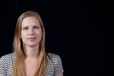 Güzel sarışın kadın düşünceli görünüyor.