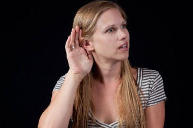 Dalgın sarışın kadın dinliyor.