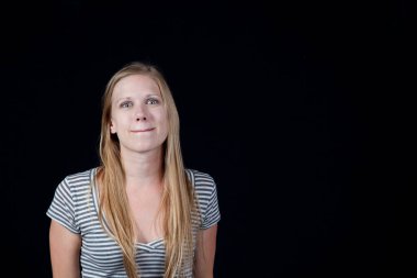 Güzel sarışın kadın düşünceli görünüyor.