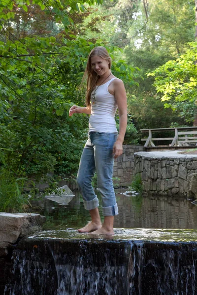 Glückliches Erwachen Auf Einem Damm Und Einem Wasserfall — Stockfoto