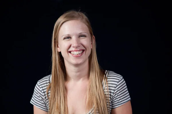 Mujer Rubia Encantadora Con Una Sonrisa Feliz — Foto de Stock