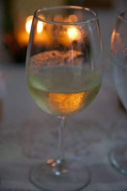 Açık havada mumlu bir bardak.