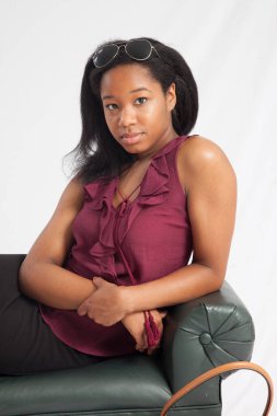 Bankta dinlenen düşünceli bir kadın.