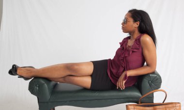 Bankta dinlenen düşünceli bir kadın.