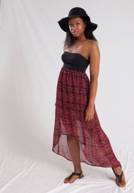 Güzel siyah kadın düşünceli görünüyor.