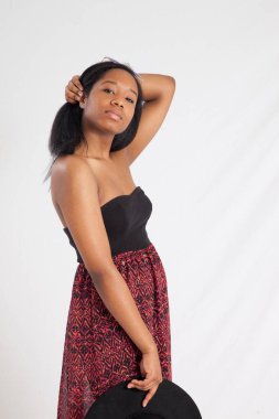 Güzel siyah kadın düşünceli görünüyor.