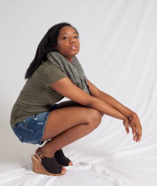 Düşünceli siyah kadın oturuyor ve dinleniyor.