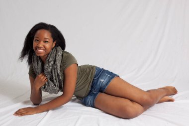 Güzel siyah kadın uzanmış gülümsüyor