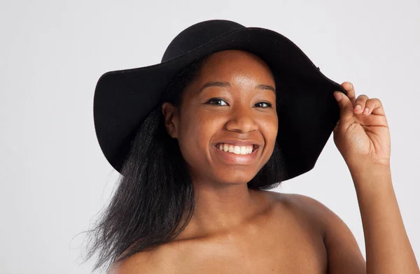 Glückliche Schwarze Frau Mit Einem Breiten Lächeln — Stockfoto