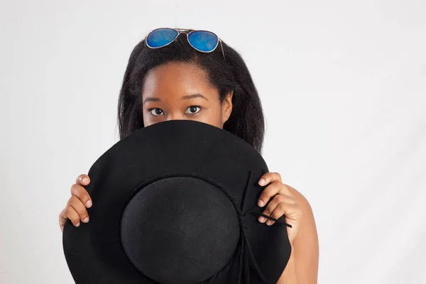 Mulher Negra Bonita Com Chapéu Sobre Boca — Fotografia de Stock