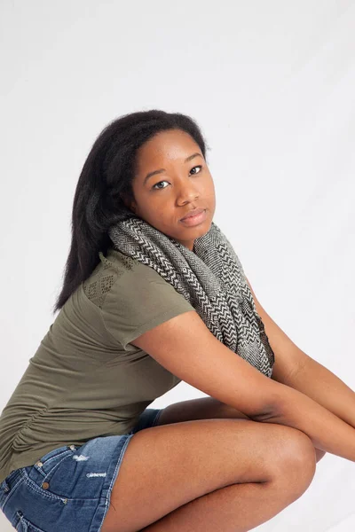 Pensive Schwarze Frau Sitzt Und Ruht — Stockfoto