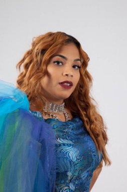 Tatlı İspanyol kadın düşünceli görünüyor.