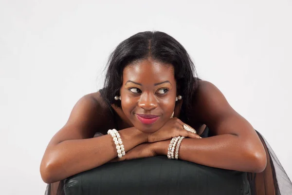Feliz Mujer Negra Sentada Con Una Sonrisa —  Fotos de Stock