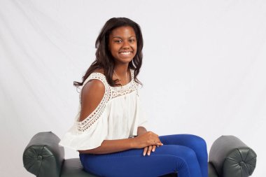 Gülümseyen mutlu siyah kadın