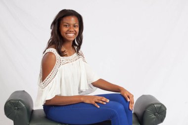 Gülümseyen mutlu siyah kadın