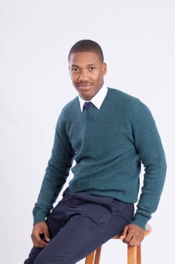 Mutlu siyah adam oturuyor ve rahatlıyor