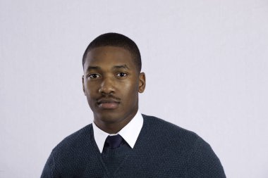 Yakışıklı siyah adam düşünceli görünüyor.