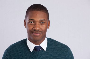 Gülümseyen yakışıklı siyah adam.