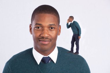 Yakışıklı siyah adam kendi kendine konuşuyor.