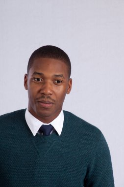 Yakışıklı siyah adam düşünceli görünüyor.