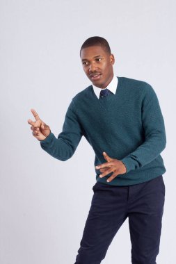 Yakışıklı siyah adam neşeyle dans ediyor