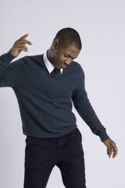 Yakışıklı siyah adam neşeyle dans ediyor