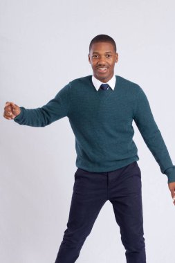 Yakışıklı siyah adam neşeyle dans ediyor