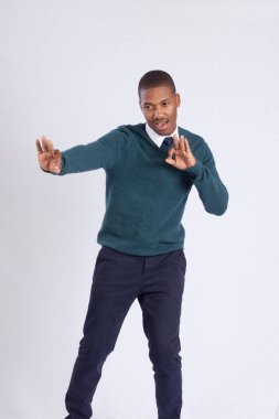 Yakışıklı siyah adam neşeyle dans ediyor