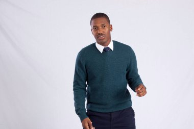 Yakışıklı siyah adam düşünceli görünüyor.