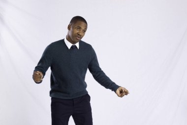 Yakışıklı siyah adam neşeyle dans ediyor