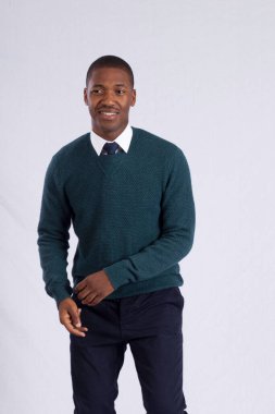 Gülümseyen yakışıklı siyah adam.