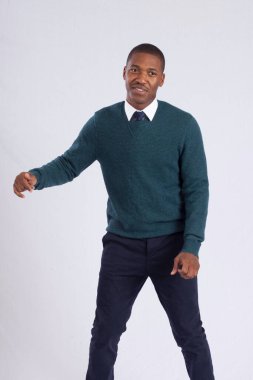 Gülümseyen yakışıklı siyah adam.