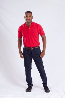 Yakışıklı siyah adam düşünceli görünüyor.