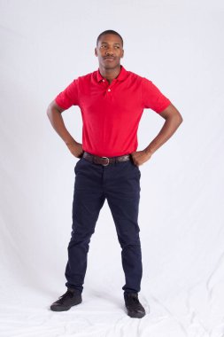 Yakışıklı siyah adam düşünceli görünüyor.