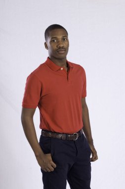 Yakışıklı siyah adam düşünceli görünüyor.