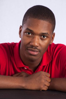 Yakışıklı siyah adam düşünceli görünüyor.