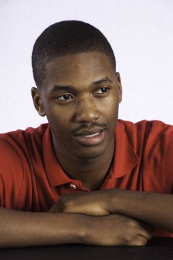 Yakışıklı siyah adam düşünceli görünüyor.