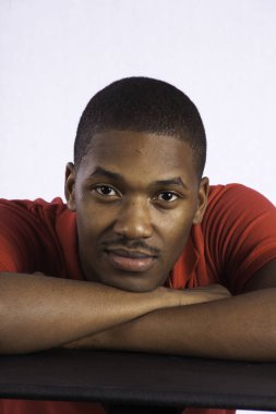 Yakışıklı, düşünceli siyah bir adam.