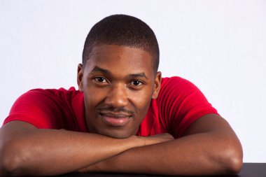 Gülümseyen yakışıklı siyah adam.