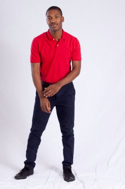 Yakışıklı, düşünceli siyah bir adam.