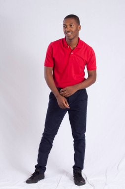 Gülümseyen yakışıklı siyah adam.